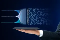 Ilustrační foto: Spracúvanie vstupu používateľa pomocou AI v rámci širšej systémovej architektúry, ktorá zahŕňa integračné, pamäťové a logovacie vrstvy. (Zdroj: Adobe Stock)