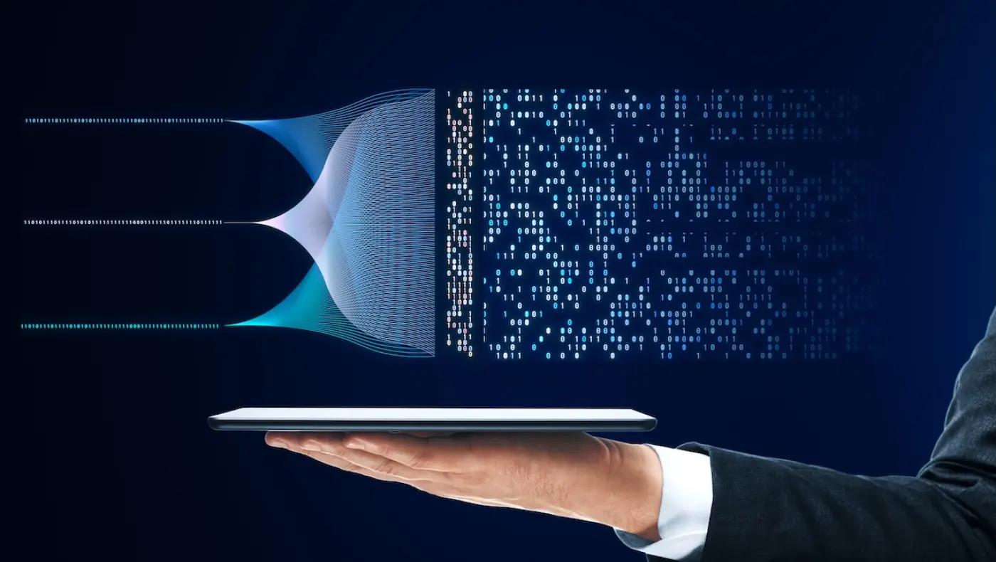 Ilustrační foto: Spracúvanie vstupu používateľa pomocou AI v rámci širšej systémovej architektúry, ktorá zahŕňa integračné, pamäťové a logovacie vrstvy. (Zdroj: Adobe Stock)