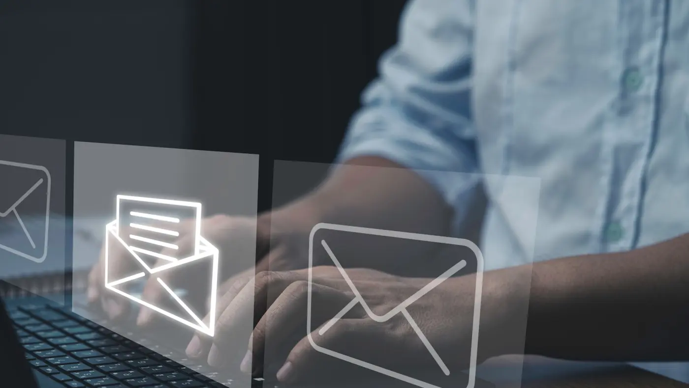 Ilustrační foto: Psaní zpráv na firemním emailu
