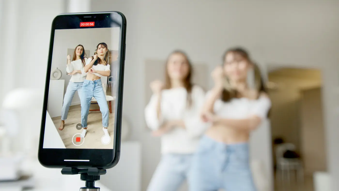 Influencerky natáčejí video na sociální sítě jako ukázka tvorby online obsahu.