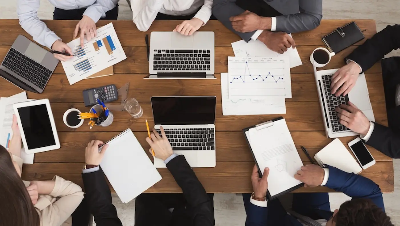 Ilustrační foto: Porada a komunikace (Zdroj: Adobe Stock)