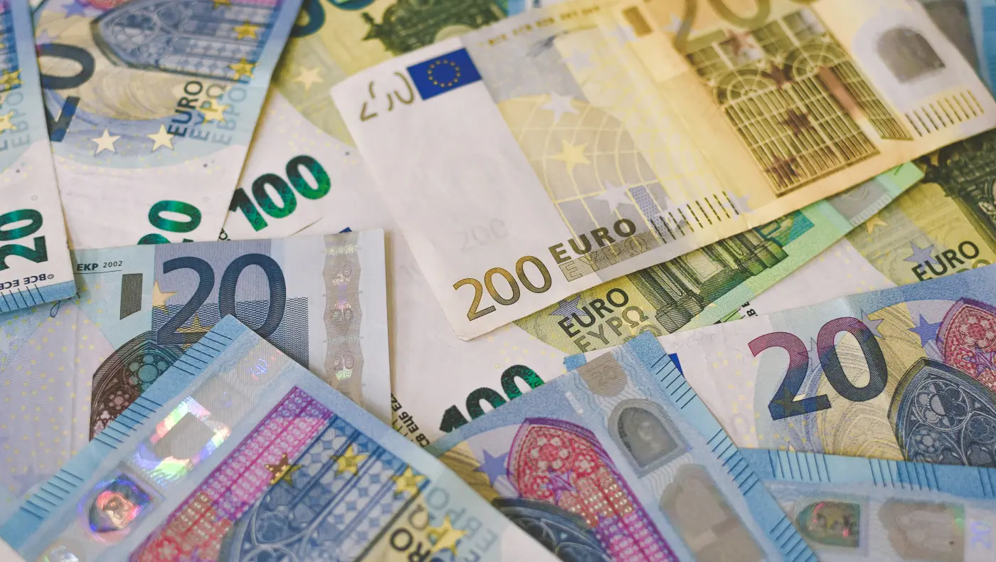 Bankovky symbolizující pokuty uložené FAÚ za porušení pravidel proti praní špinavých peněz v roce 2024