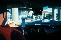 Ilustrační foto: Uber driver (zdroj: Unsplash)