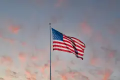 Vlajka USA ako symbol AI stratégie štátu