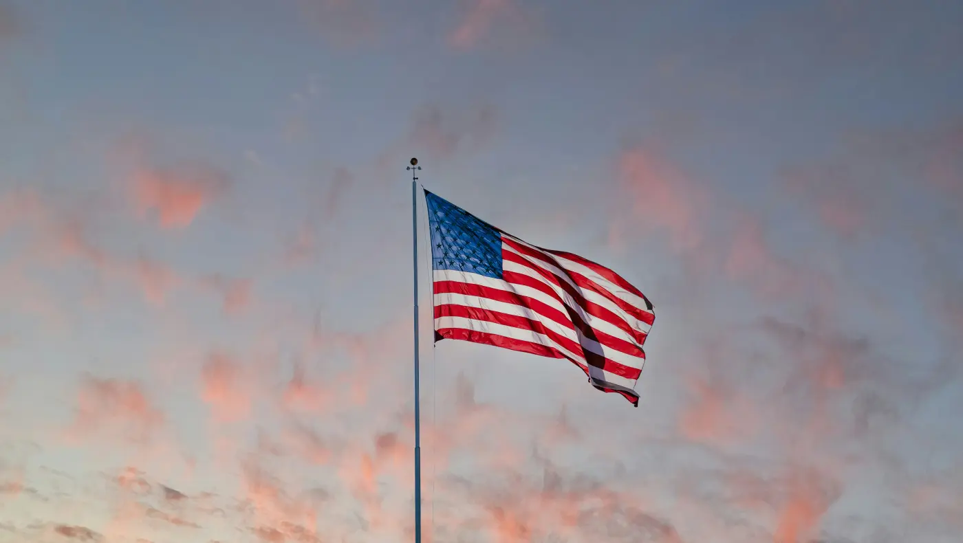 Vlajka USA ako symbol AI stratégie štátu