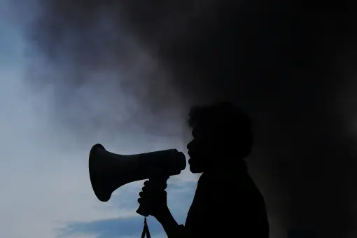 Proč whistleblowing není práskačství, ale základ zdravé firmy i společnosti